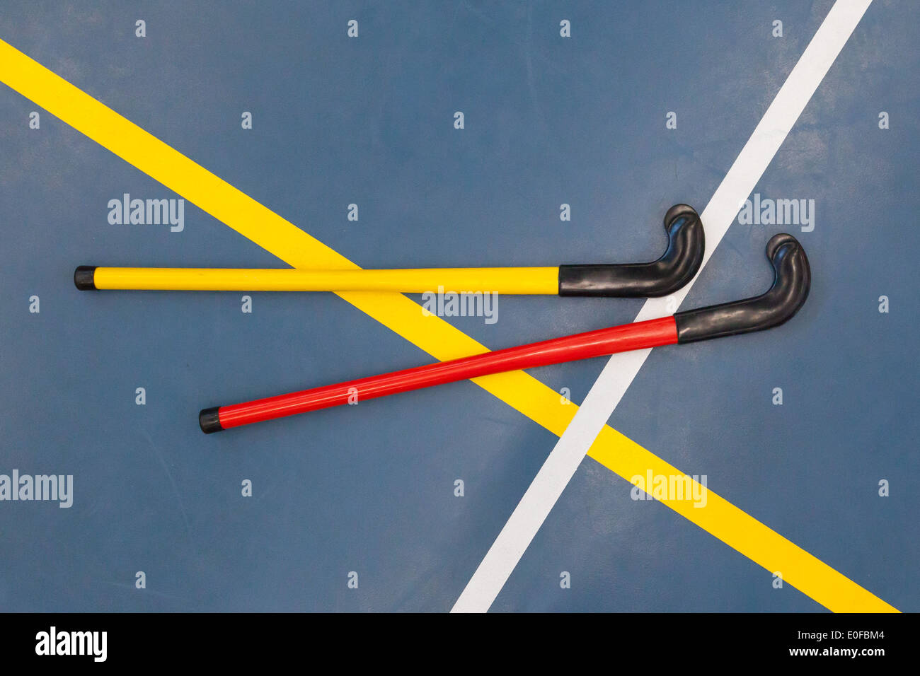 Hockeysticks in una vecchia palestra della scuola, Olanda Foto Stock