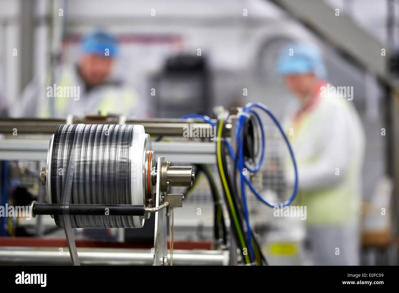Lavoratori in fabbrica lavorando su una linea di produzione al piano del negozio in una fabbrica di confezionamento. Foto Stock