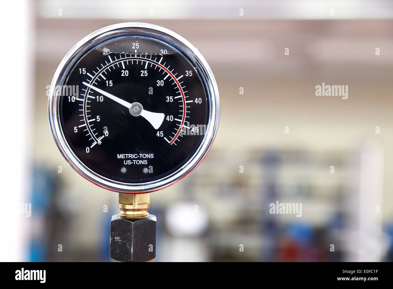 Una manopola di regolazione pressione, il sensore o il monitor su un pavimento di fabbrica in un impianto di produzione. Foto Stock