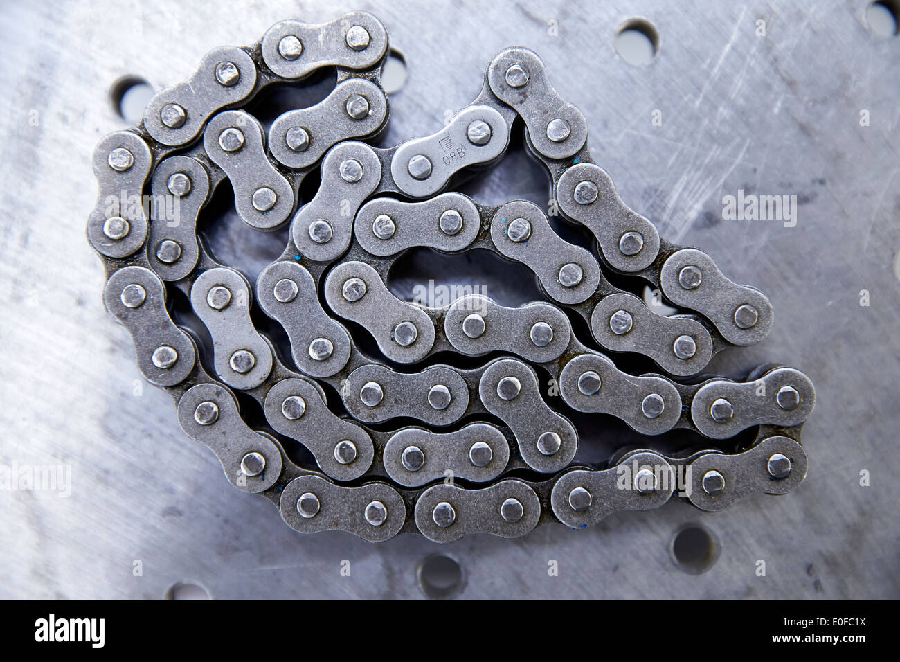 Una catena di metallo raffigurato in un Regno Unito manufacturing factory. Foto Stock