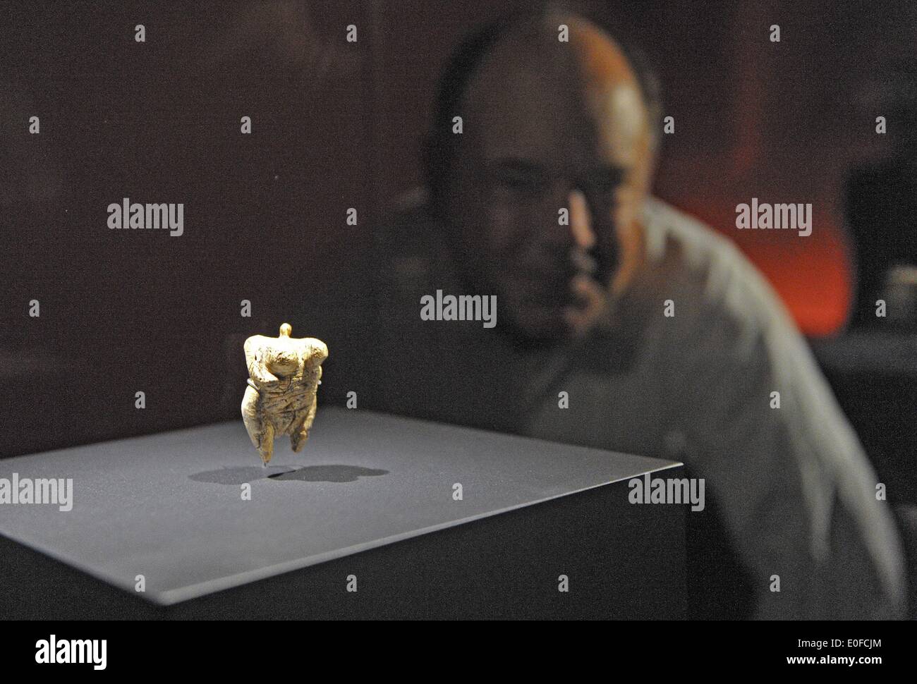 La Venere di Hohle Fels è in mostra presso il Museo della Preistoria Blaubeuren in Blaubeuren, Germania, 12 maggio 2014. L'avorio figurina di Venere è datata a circa 40.000 anni fa, e quindi è considerato il più antico esempio di umana figurativo di arte preistorica. Foto: STEFAN PUCHNER/dpa Foto Stock