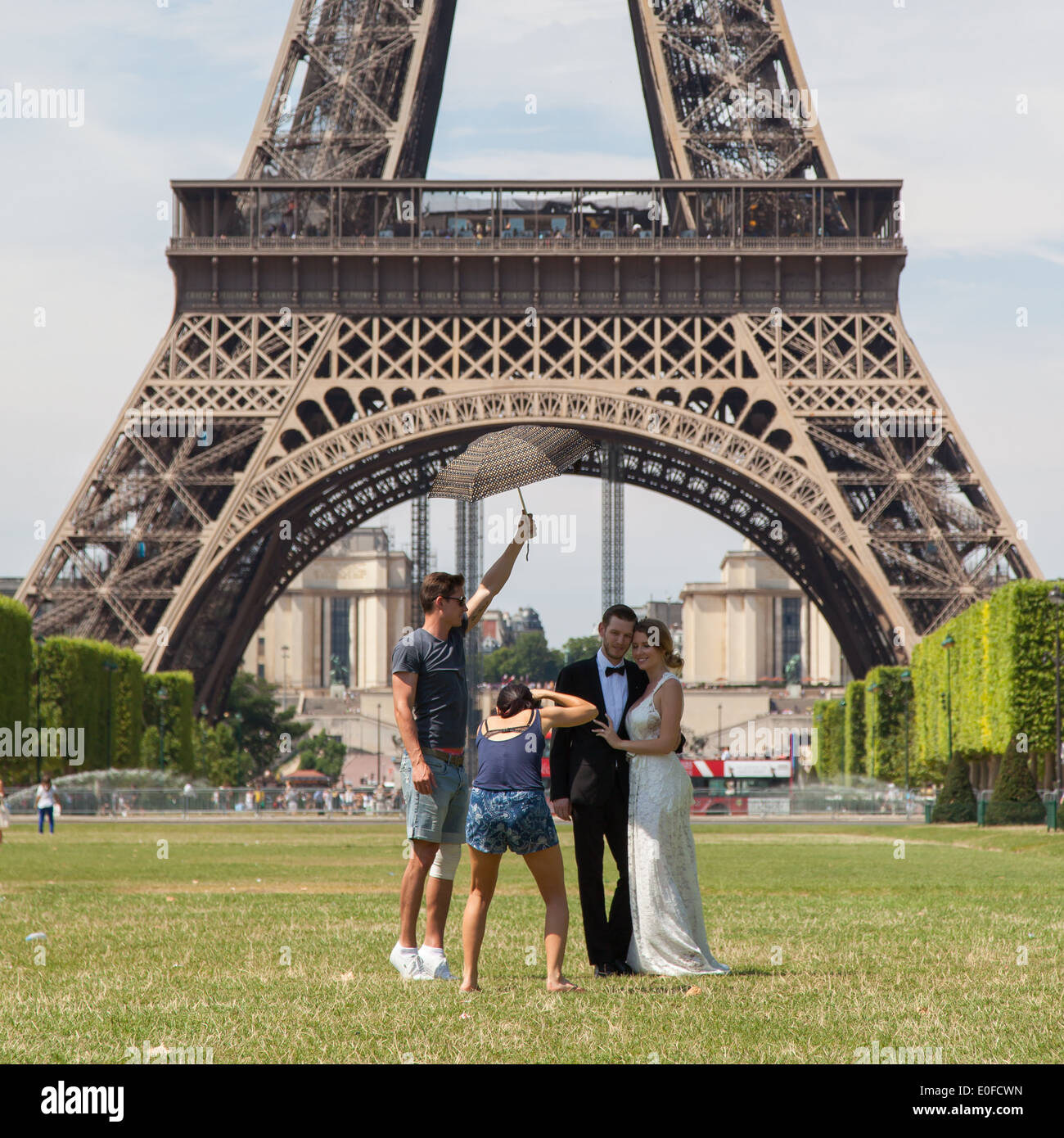 Parigi - Luglio 27: coppia di novelli sposi presso la Torre Eiffel il 27 luglio 2013 a Parigi. La Torre Eiffel è il più visitati Foto Stock