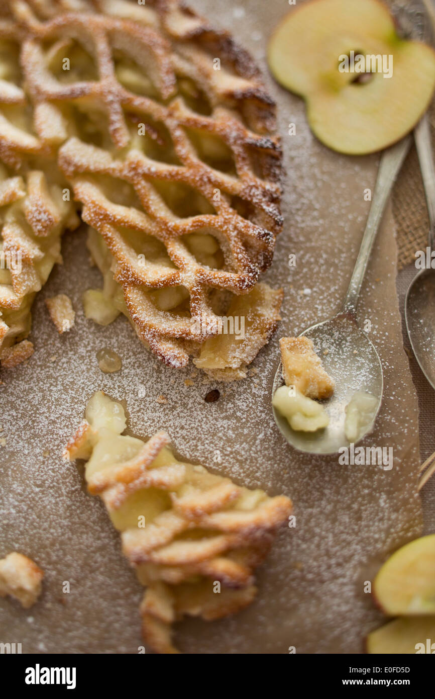 Vista superiore, la torta di mele reticolo con mele fresche Foto Stock