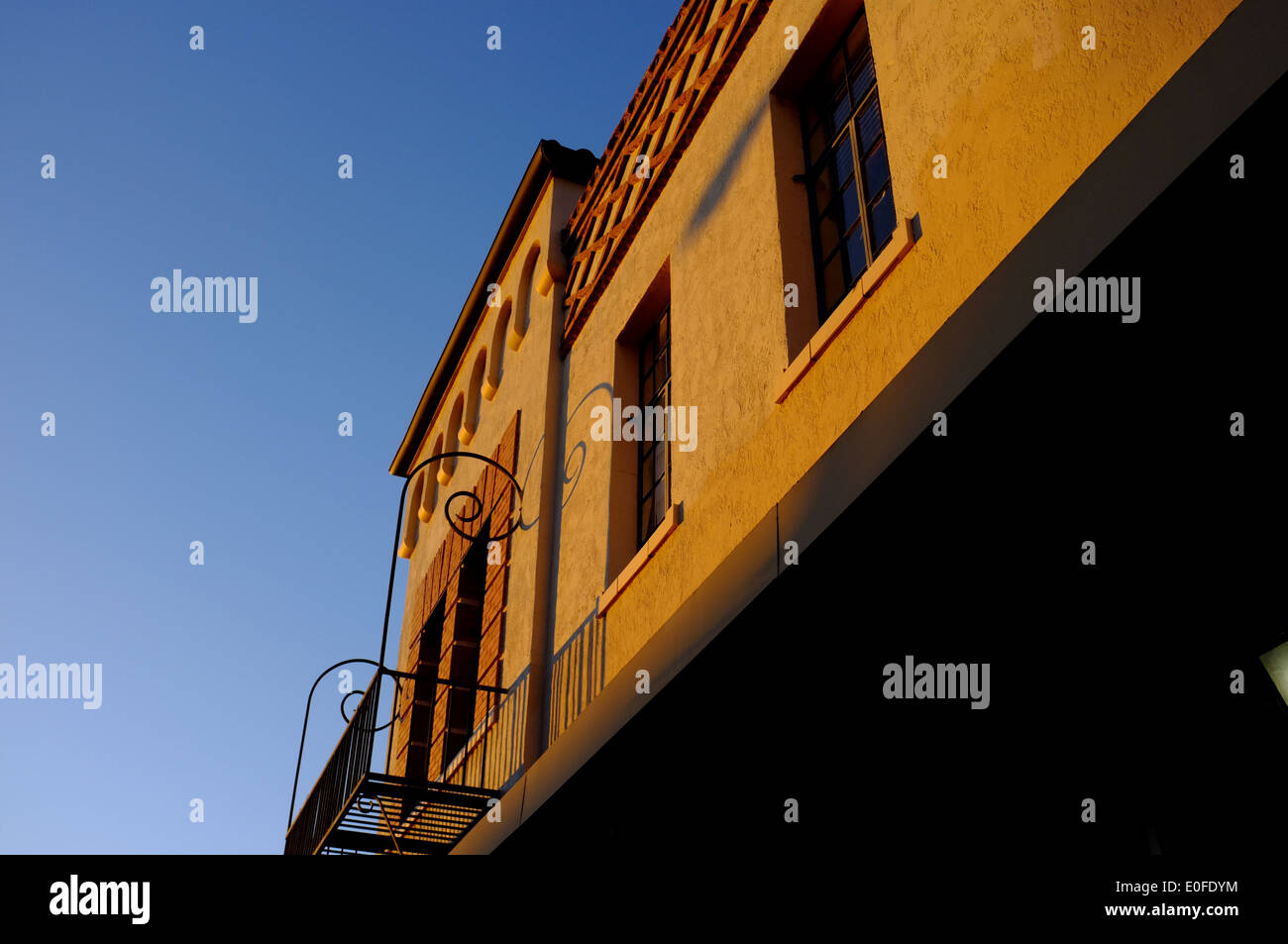 Serata arancio sole illumina un edificio di adobe in Santa Fe, New Mexico Foto Stock