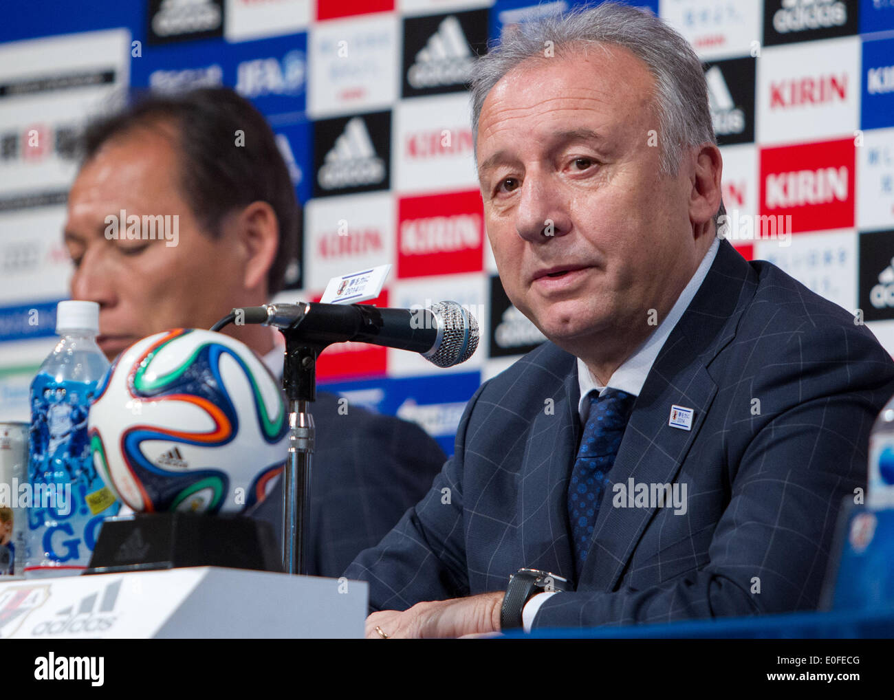 Tokyo, Giappone. Il 12 maggio 2014. Giappone nazionale di calcio head coach Alberto Zaccheroni partecipa a una conferenza stampa per l'annuncio del suo 23 stati squad per il 2014 FIFA Wolrd Cup in Brasile. Credito: AFLO/Alamy Live News Foto Stock