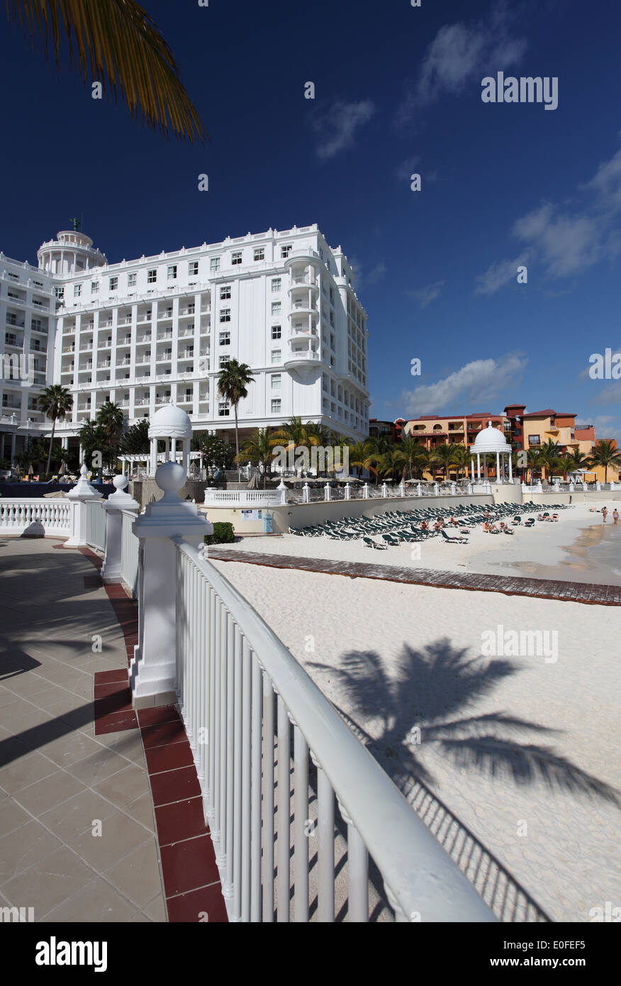 Zona degli Hotel di Cancun con il Riu Palace hotel Las Americas in background, Messico Foto Stock