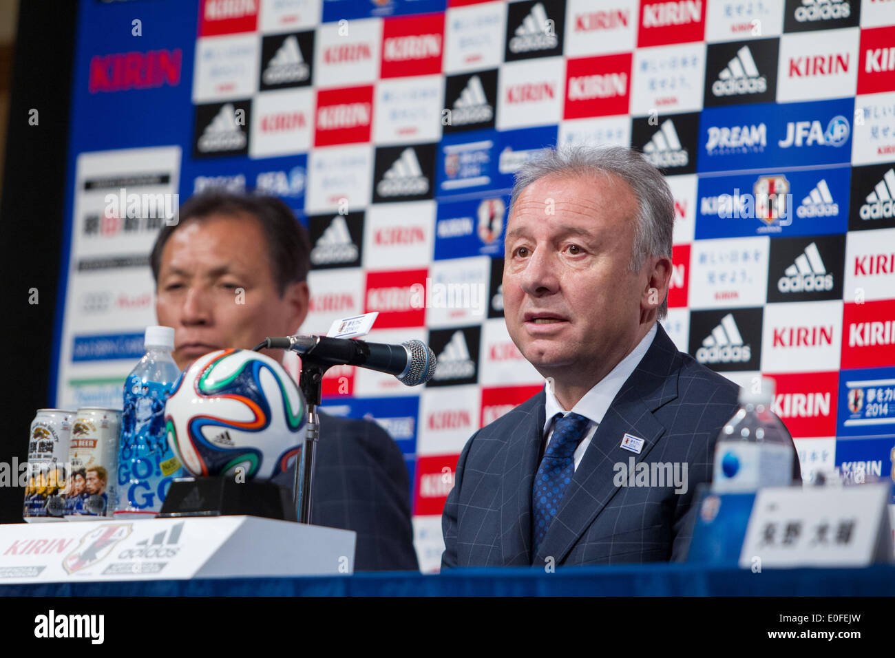 Tokyo, Giappone. Il 12 maggio 2014. Giappone nazionale di calcio head coach Alberto Zaccheroni partecipa a una conferenza stampa per l'annuncio del suo 23 stati squad per il 2014 FIFA Wolrd Cup in Brasile. Credito: AFLO/Alamy Live News Foto Stock