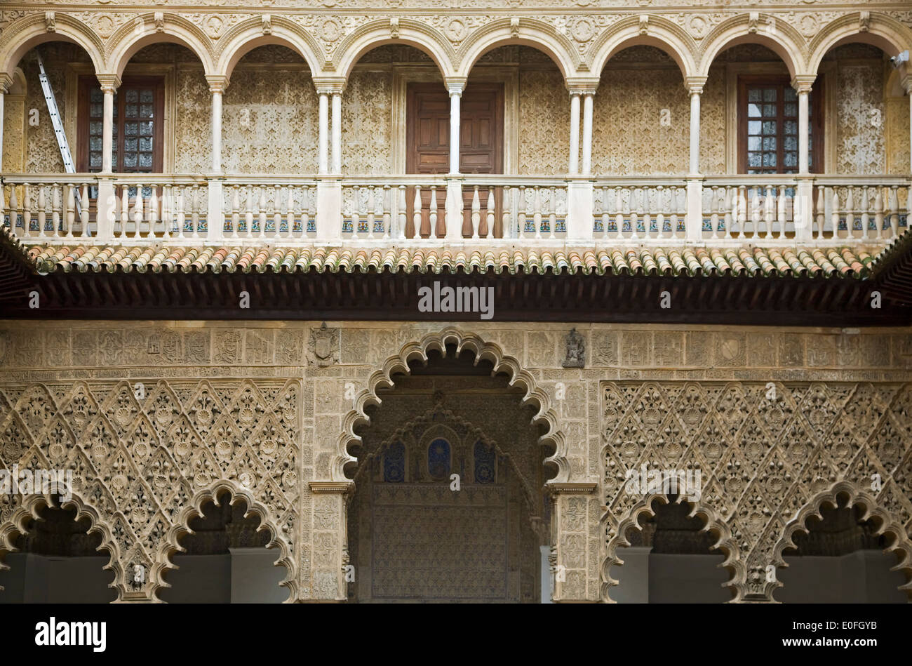 Intricate sculture di facciata, Los Reales Alcazares, Siviglia, Spagna Foto Stock