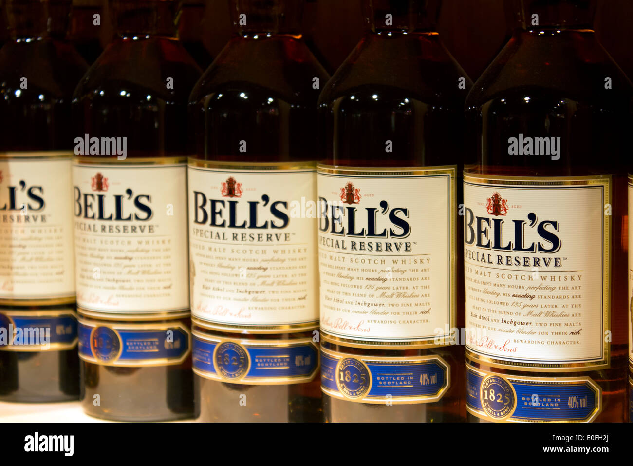 Bottiglie di whisky Bell, distilleria Blair Athol, Pitlochry, Scozia, Regno Unito Foto Stock