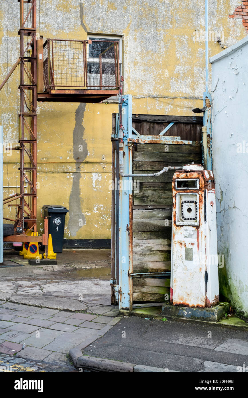 Vecchia pompa di benzina a riparazione auto garage, Bristol, Regno Unito Foto Stock