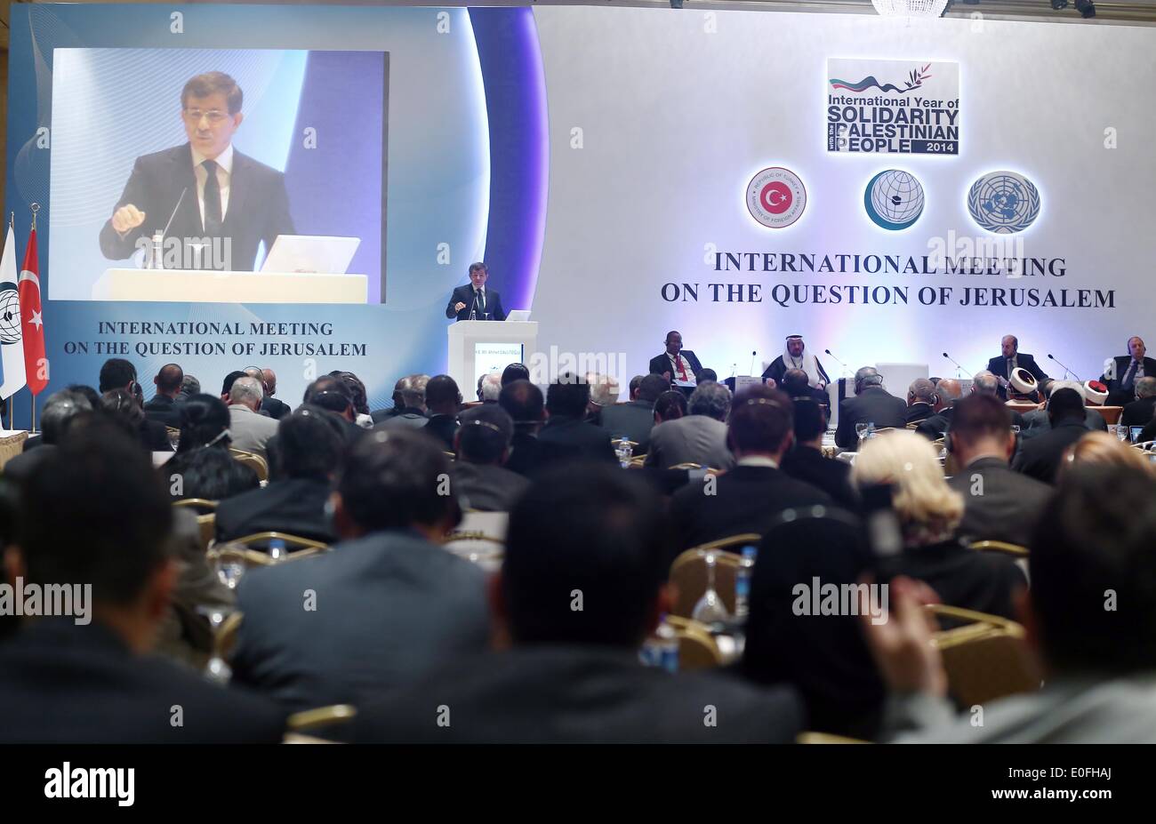 Ankara, Turchia. Il 12 maggio 2014. Il Ministro degli esteri turco Ahmet Davutoglu (C) parla durante la Riunione internazionale sulla questione di Gerusalemme ad Ankara, Turchia, 12 maggio 2014. Turchia lunedì scorso ha esortato la comunità internazionale a prendere provvedimenti contro le restrizioni imposte da Israele sulla preghiera musulmana di al-Aqsa moschea a Gerusalemme Est. © Mustafa Kaya/Xinhua/Alamy Live News Foto Stock