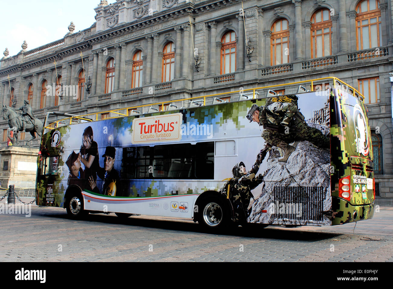 Un Turibus nella parte anteriore del Natonal Arts Museum in Città del Messico DF Foto Stock