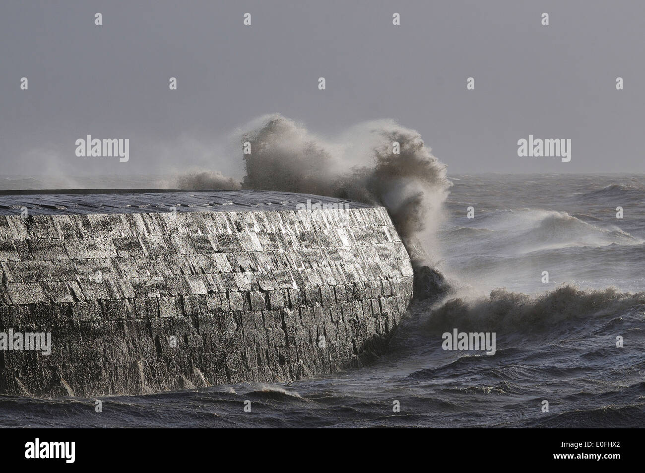 Il Cobb Lyme Regis Dorset ruvida tempesta di mare wave Foto Stock