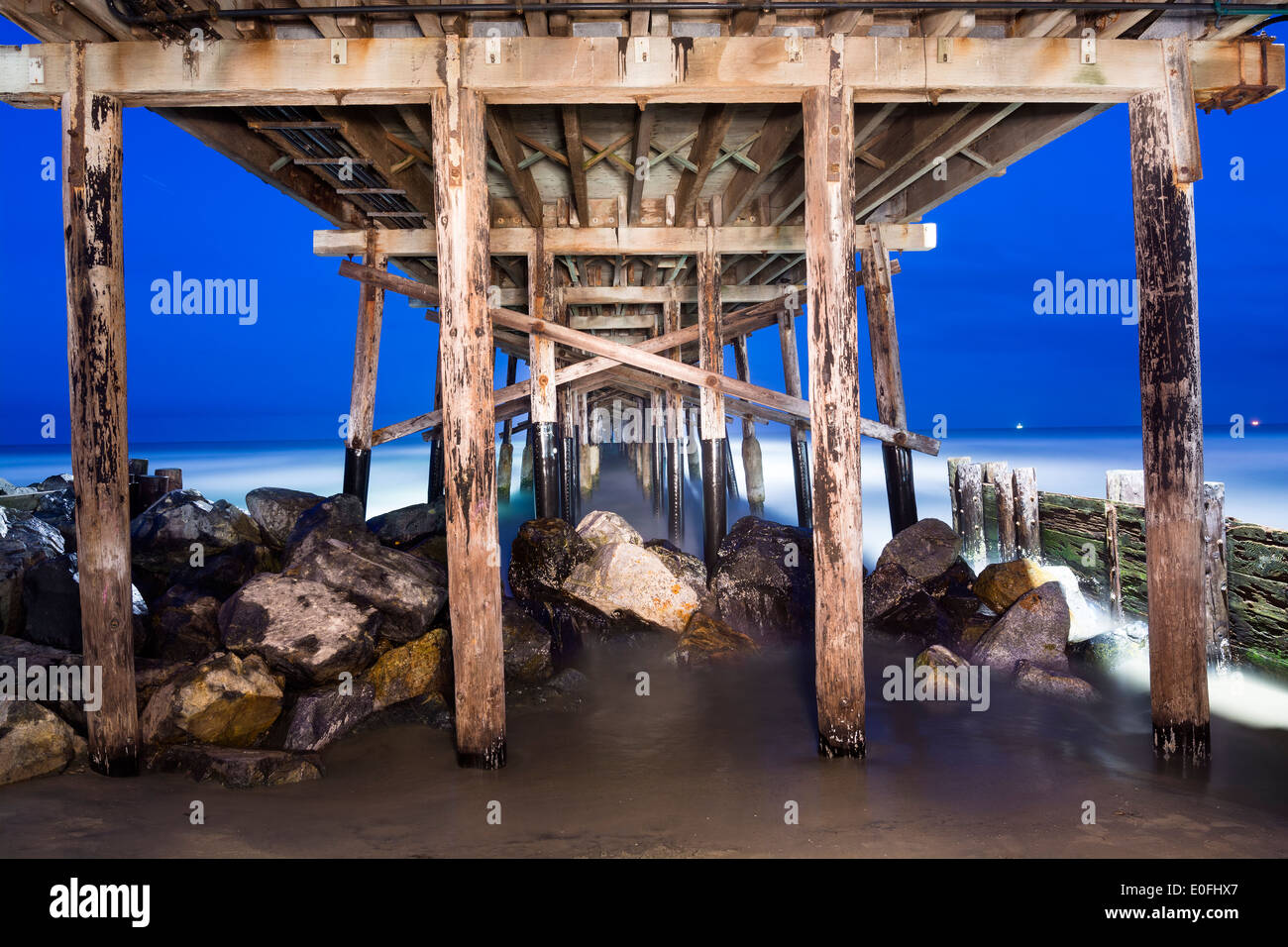 Un'immagine del Balboa Pier in Orange County in California la mattina presto mostra il dettaglio strutturale e bellezza circostante Foto Stock
