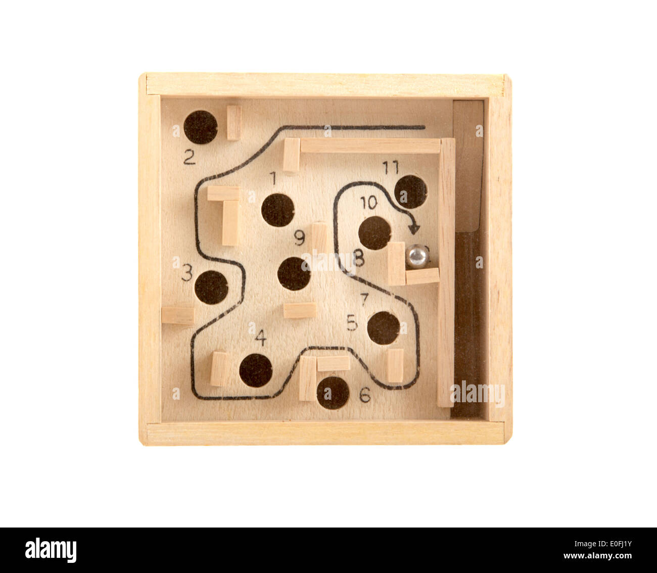 Sfera in acciaio nel labirinto di legno isolato su sfondo bianco, molto vecchio gioco Foto Stock