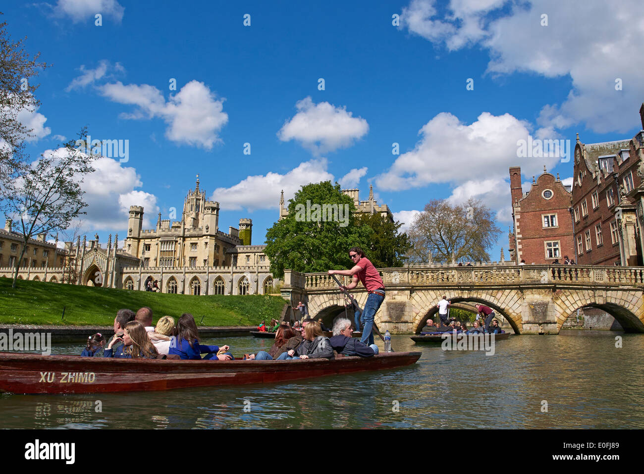 St John's College costituente in background. Con Punting sul fiume Cam, Cambridge, Regno Unito Foto Stock