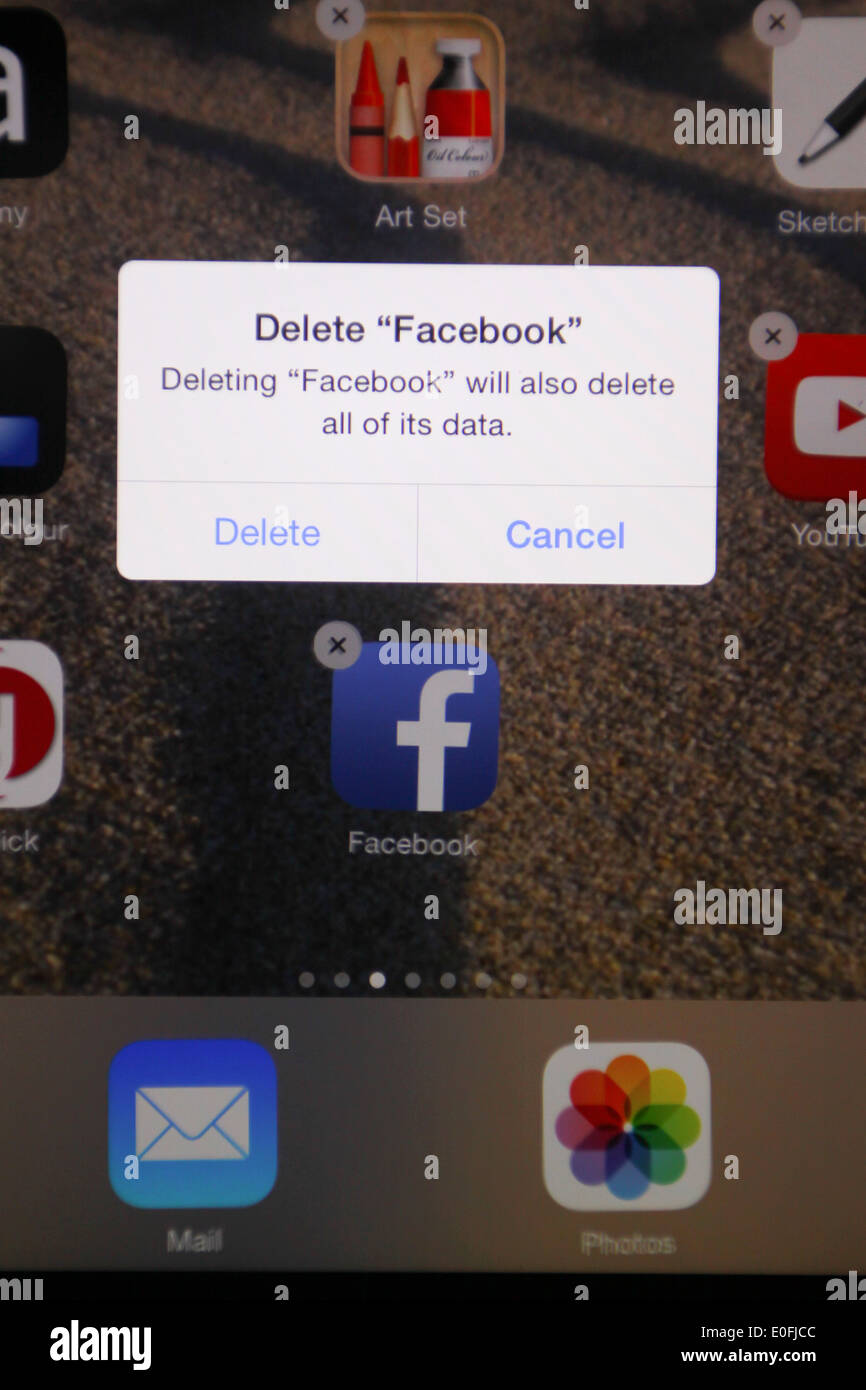 Eliminazione di app Facebook da iPhone Foto Stock