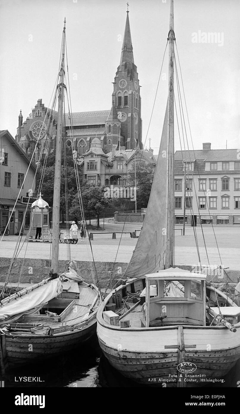 Una vista del porto di Lysekil a Bohuslän, Svezia, che mostra la bellezza costiera della zona. L'immagine evidenzia il paesaggio naturale, tra cui le barche e le acque circostanti, che sono centrali per la cultura marittima della città. Foto Stock