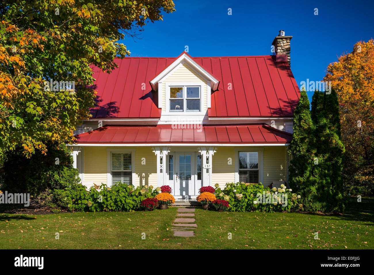 Una tipica casa coloniale in Eastern Townships villaggio di Hartley, Quebec, Canada. Foto Stock