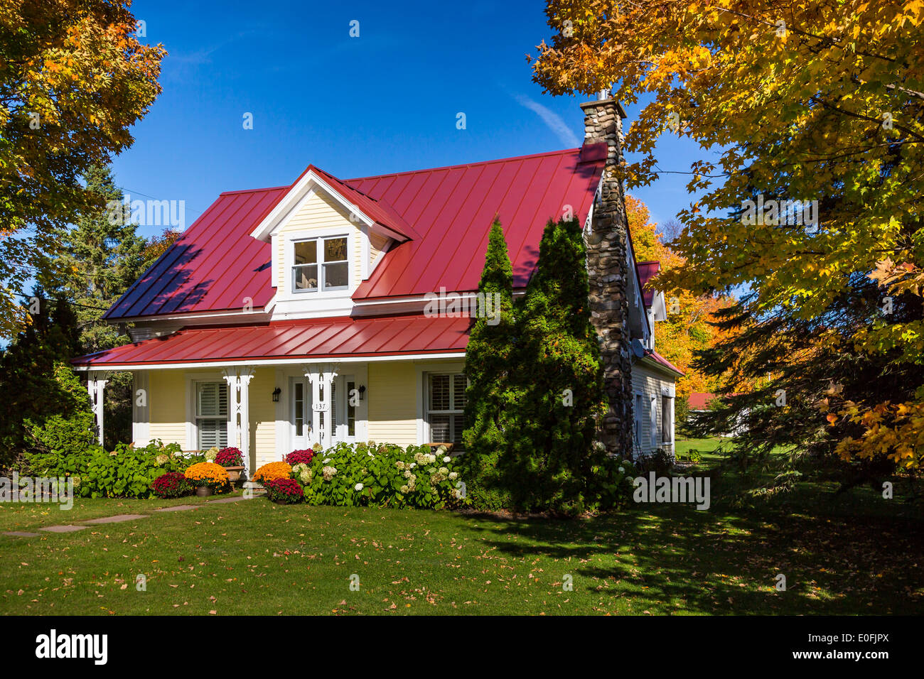 Una tipica casa coloniale in Eastern Townships villaggio di Hartley, Quebec, Canada. Foto Stock