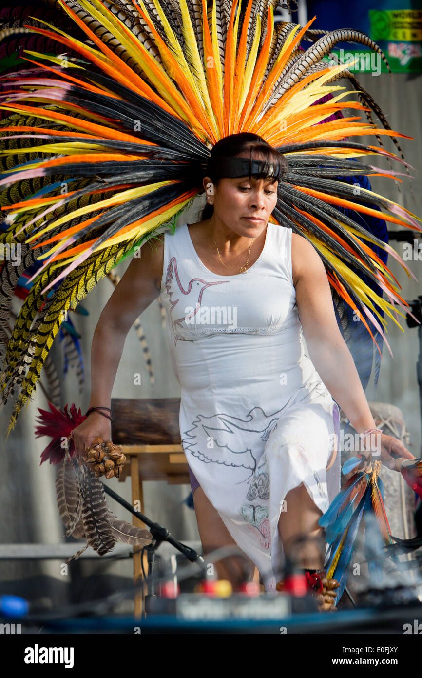 Nativi Americani di eseguire la Danza Azteca con tamburi a Sheila R. Hardin Festival multiculturale, nel gennaio 2014. San Diego - California Foto Stock