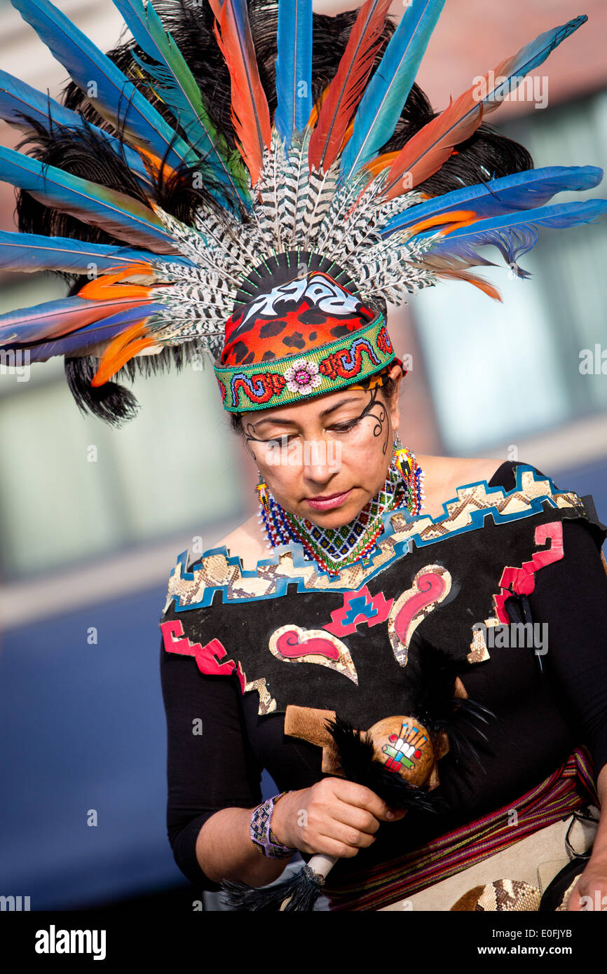 Nativi Americani di eseguire la Danza Azteca con tamburi a Sheila R. Hardin Festival multiculturale, nel gennaio 2014. San Diego - California Foto Stock
