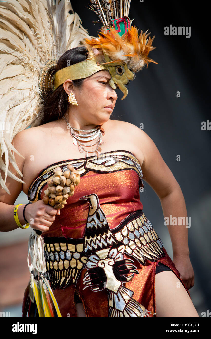 Nativi Americani di eseguire la Danza Azteca con tamburi a Sheila R. Hardin Festival multiculturale, nel gennaio 2014. San Diego - California Foto Stock