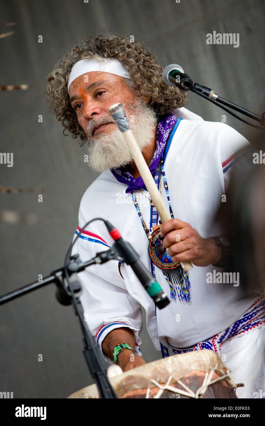 Nativi Americani di eseguire la Danza Azteca con tamburi a Sheila R. Hardin Festival multiculturale, nel gennaio 2014. San Diego - California Foto Stock