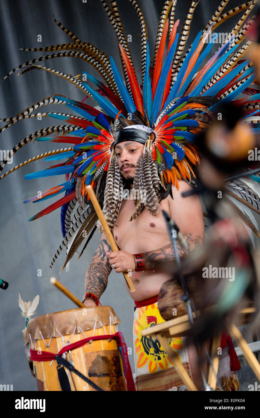 Nativi Americani di eseguire la Danza Azteca con tamburi a Sheila R. Hardin Festival multiculturale, nel gennaio 2014. San Diego - California Foto Stock