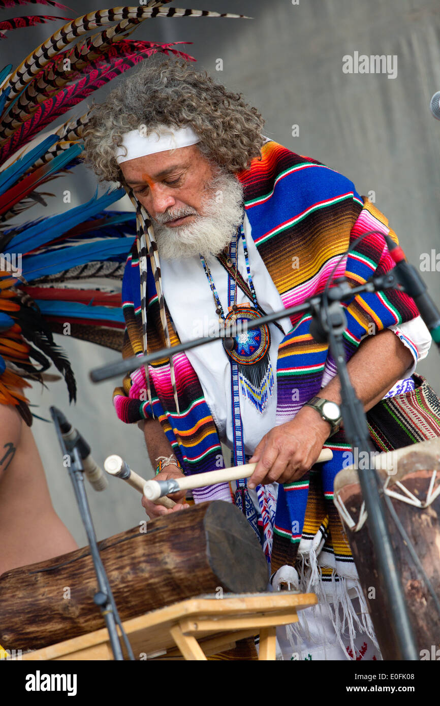 Nativi Americani di eseguire la Danza Azteca con tamburi a Sheila R. Hardin Festival multiculturale, nel gennaio 2014. San Diego - California Foto Stock