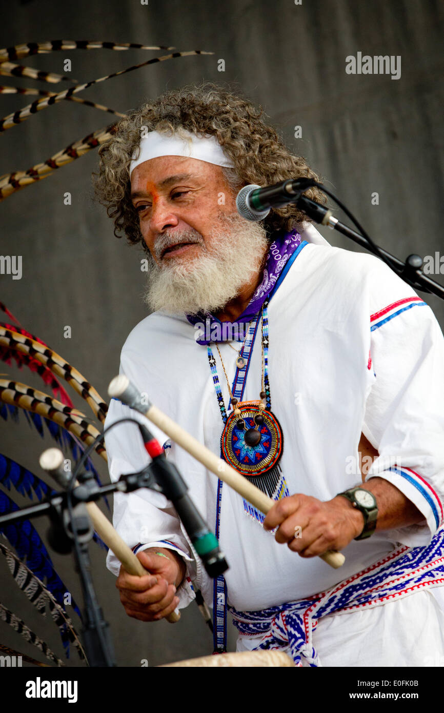Nativi Americani di eseguire la Danza Azteca con tamburi a Sheila R. Hardin Festival multiculturale, nel gennaio 2014. San Diego - California Foto Stock