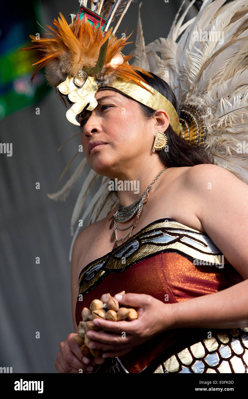 Nativi Americani di eseguire la Danza Azteca con tamburi a Sheila R. Hardin Festival multiculturale, nel gennaio 2014. San Diego - California Foto Stock
