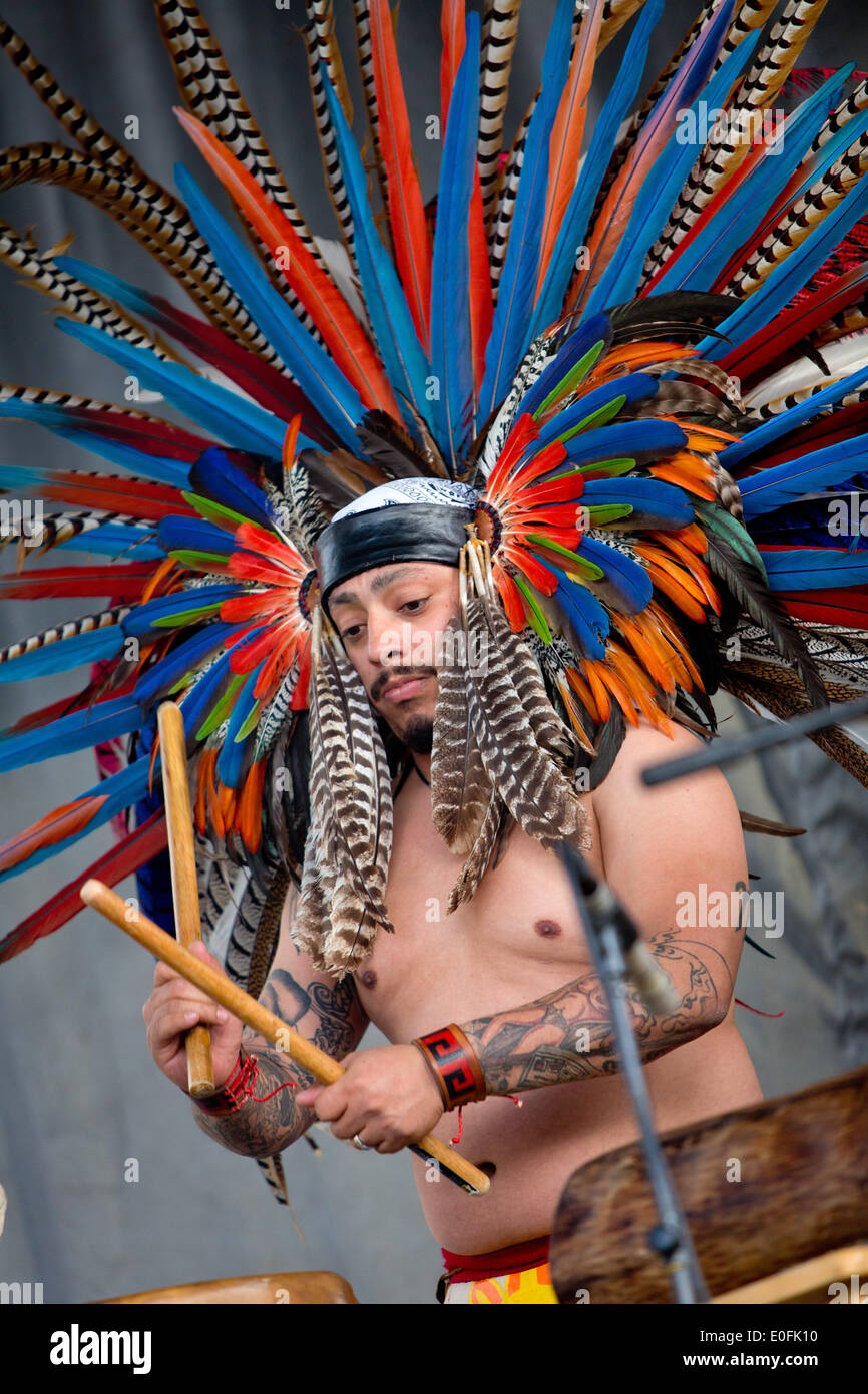 Nativi Americani di eseguire la Danza Azteca con tamburi a Sheila R. Hardin Festival multiculturale, nel gennaio 2014. San Diego - California Foto Stock