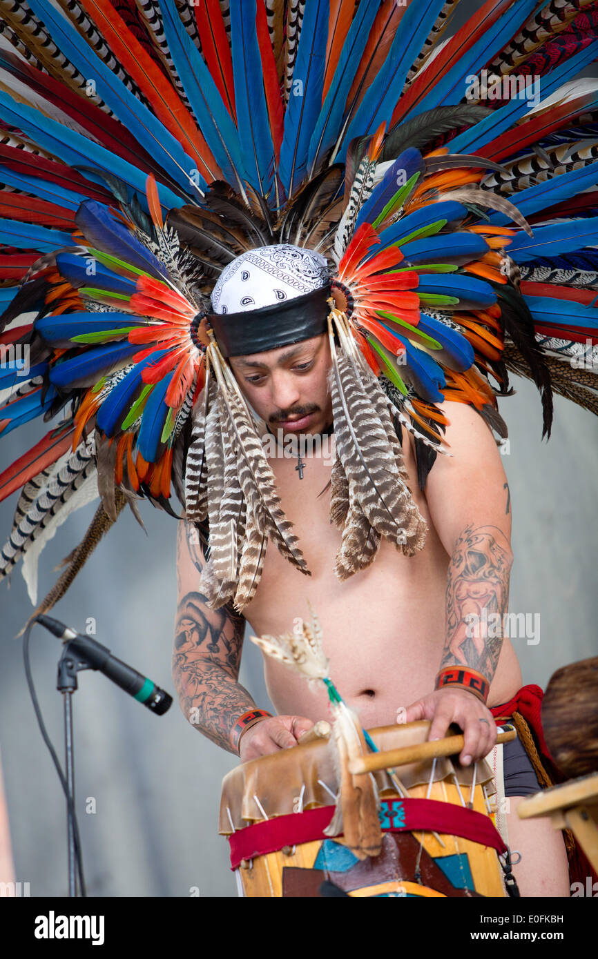Nativi Americani di eseguire la Danza Azteca con tamburi a Sheila R. Hardin Festival multiculturale, nel gennaio 2014. San Diego - California Foto Stock