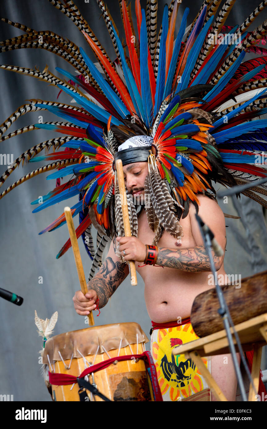 Nativi Americani di eseguire la Danza Azteca con tamburi a Sheila R. Hardin Festival multiculturale, nel gennaio 2014. San Diego - California Foto Stock