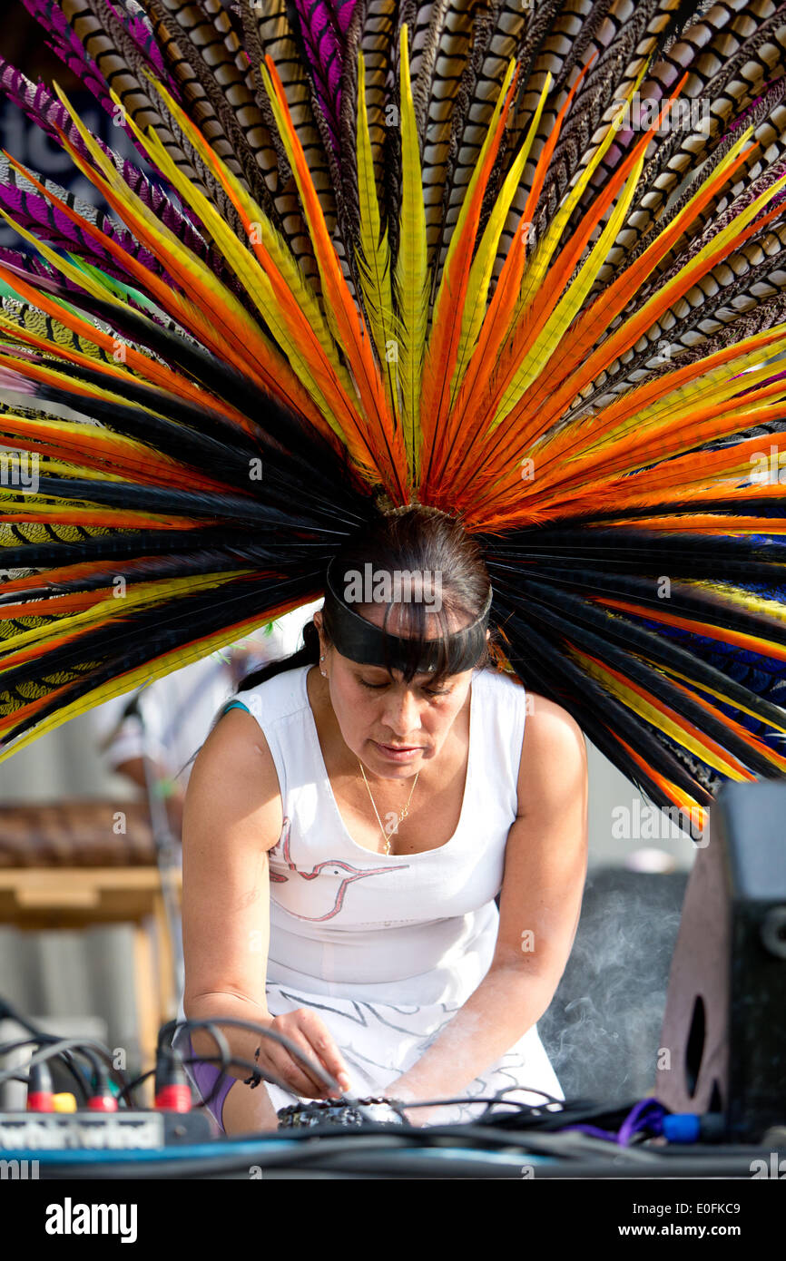 Nativi Americani di eseguire la Danza Azteca con tamburi a Sheila R. Hardin Festival multiculturale, nel gennaio 2014. San Diego - California Foto Stock
