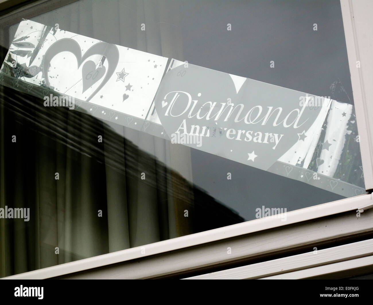 Il diamante anniversario di matrimonio banner sulla finestra Foto Stock