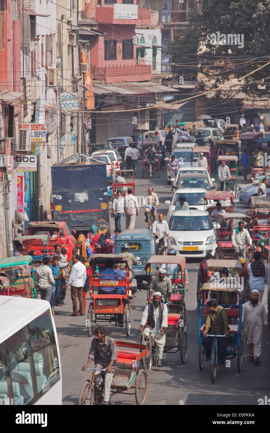 Scena di strada nella vibrante Chandni Chowk bazar distretto di Vecchia Delhi, India Foto Stock