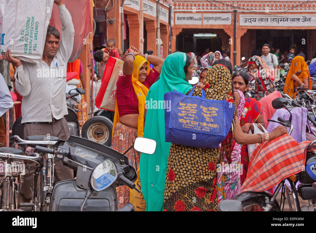 Le donne in tradizionalmente abiti colorati in chat nell'affollato mercato area del Johari bazaar nella parte vecchia della città di Jaipur, India Foto Stock