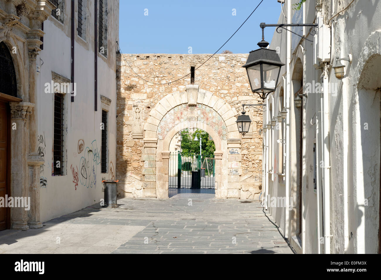 Arcata ornata legato al periodo veneziano chiesa di San Francesco su Agiou Fragkiskou Street. Rethymnon. Creta. La Grecia. Foto Stock