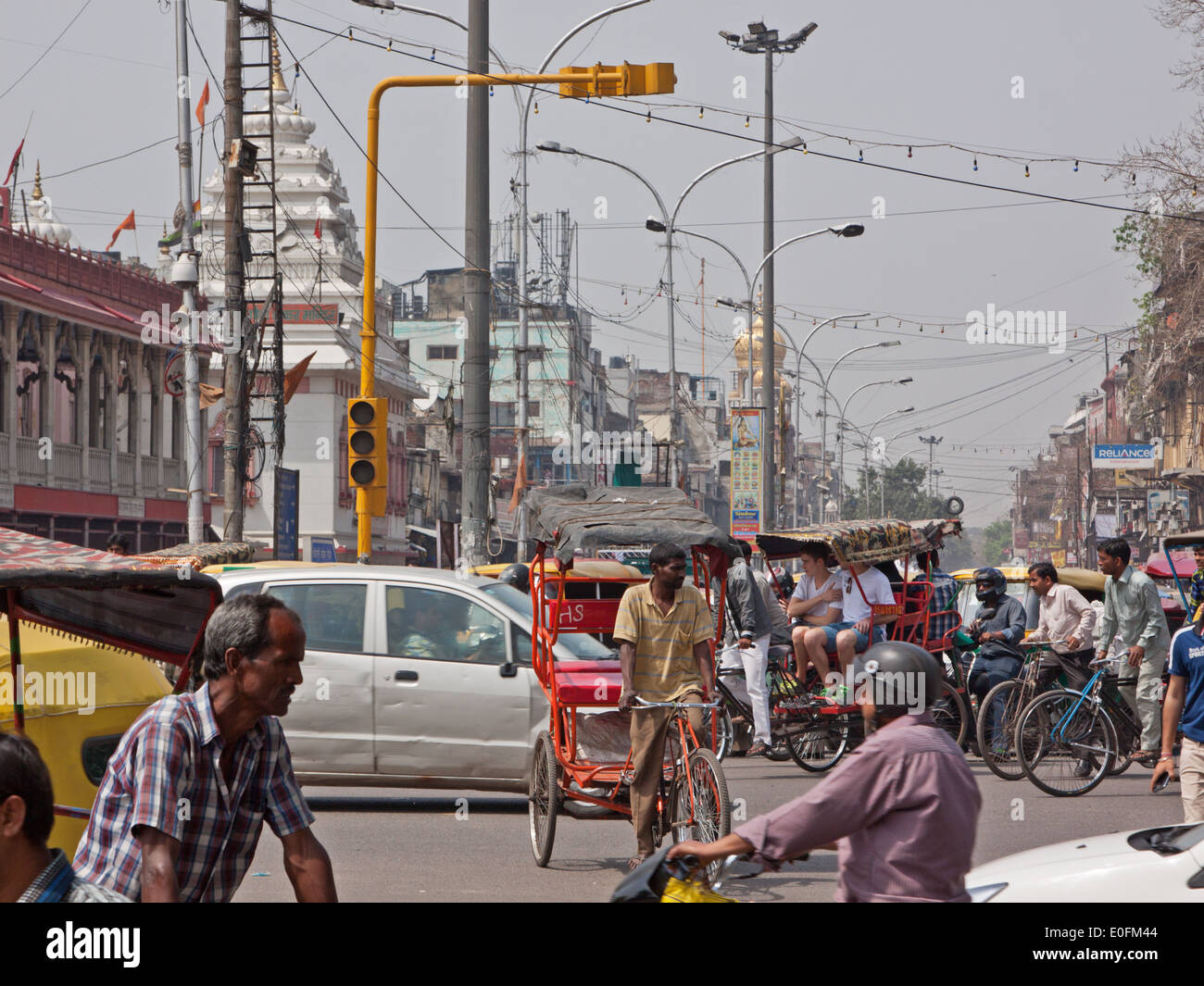 Strada trafficata giunzione nel Chandni Chowk distretto di Vecchia Delhi, India Foto Stock