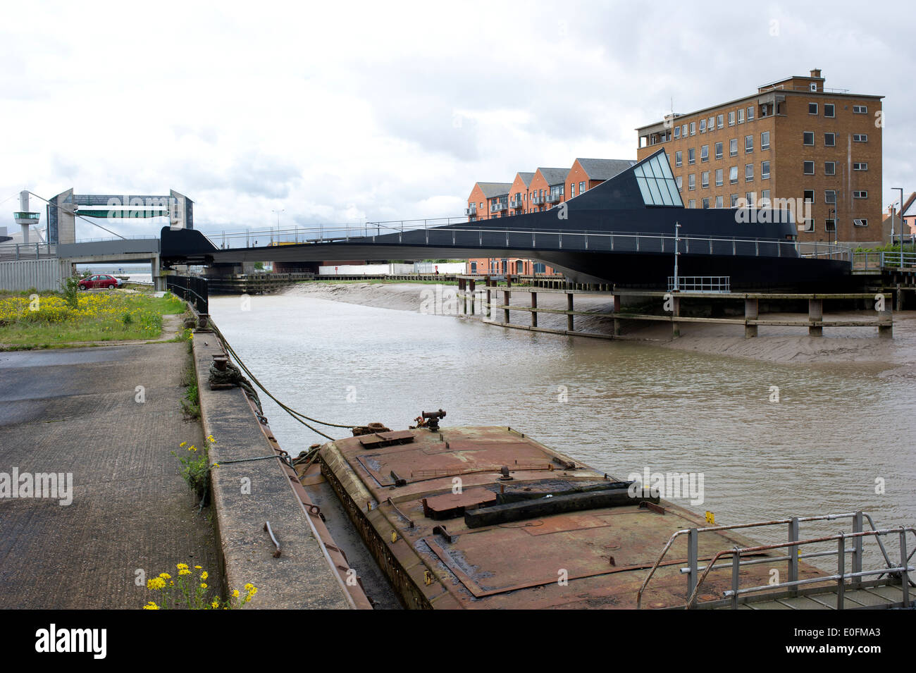 Aperto recentemente scala Swing di corsia ponte sul fiume Hull mostrato guardando ad est con la marea Flood Barrier in vista. Foto Stock
