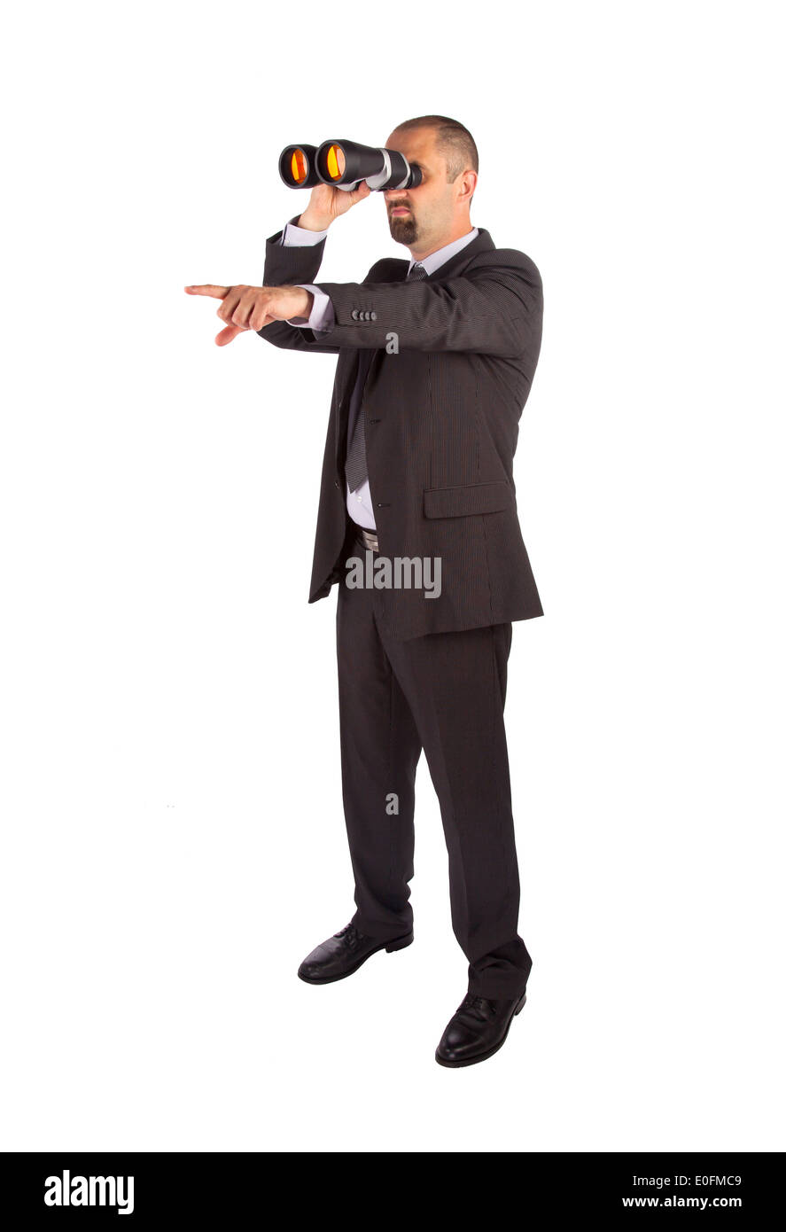 Ritratto di un giovane imprenditore maschio alla ricerca di opportunità di business, isolato Foto Stock