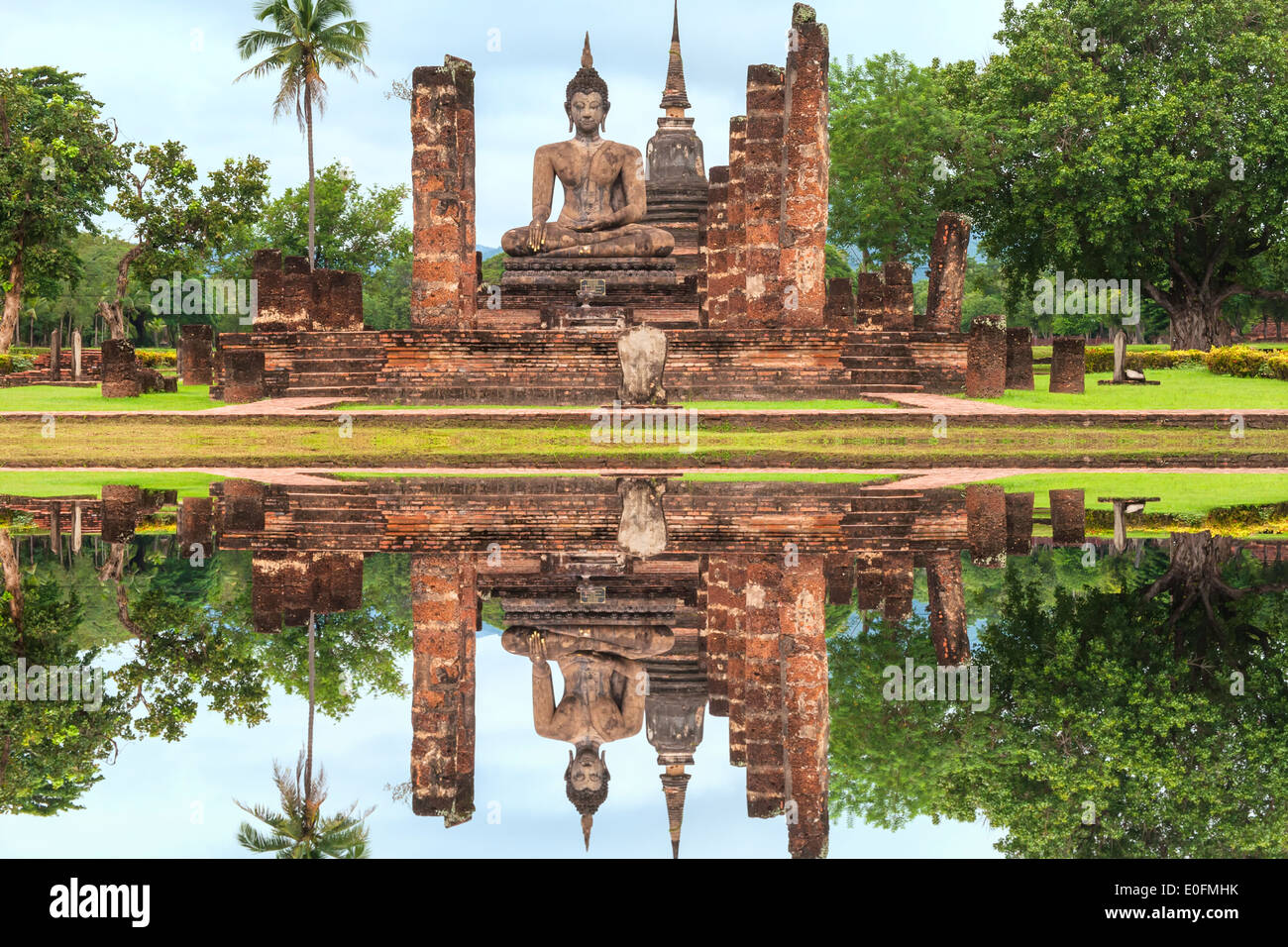 Wat Mahathat tempio complesso, Sukhothai Historical Park, Thailandia Foto Stock