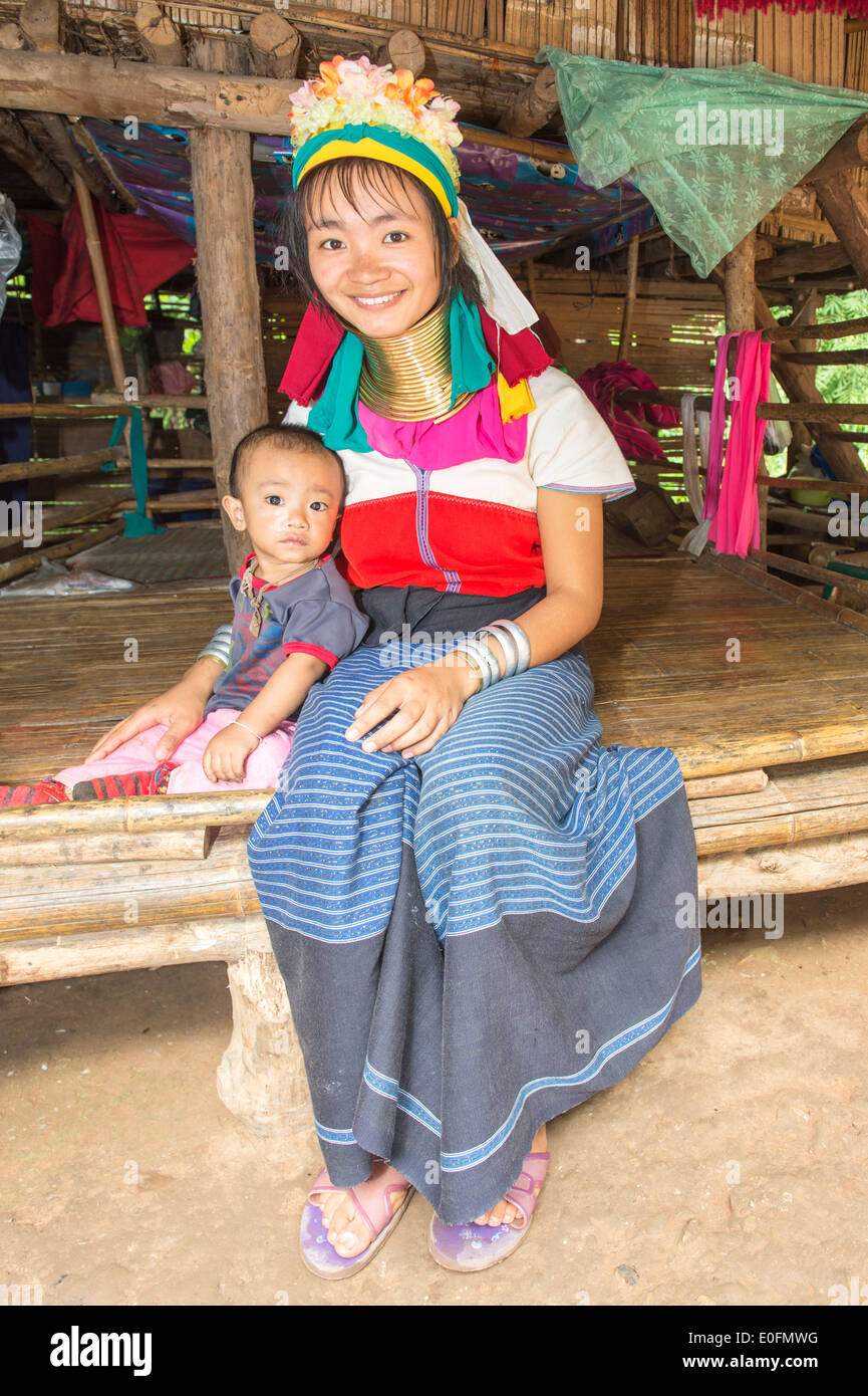 A collo lungo la donna con il suo bambino, tribù Karen, Chiang Mai, Thailandia Foto Stock