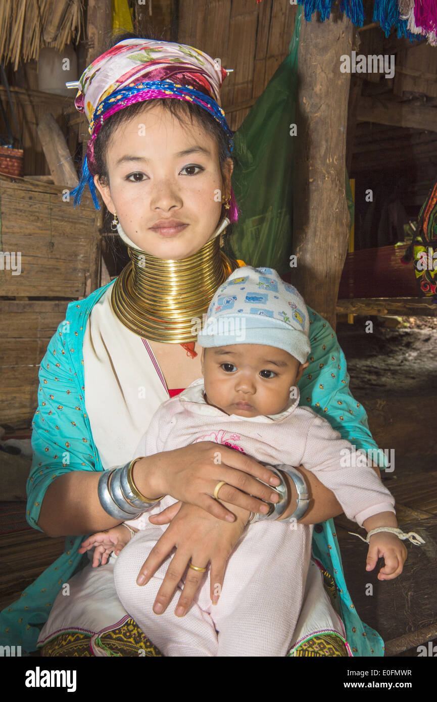 A collo lungo la donna con il suo bambino, tribù Karen, Chiang Mai, Thailandia Foto Stock