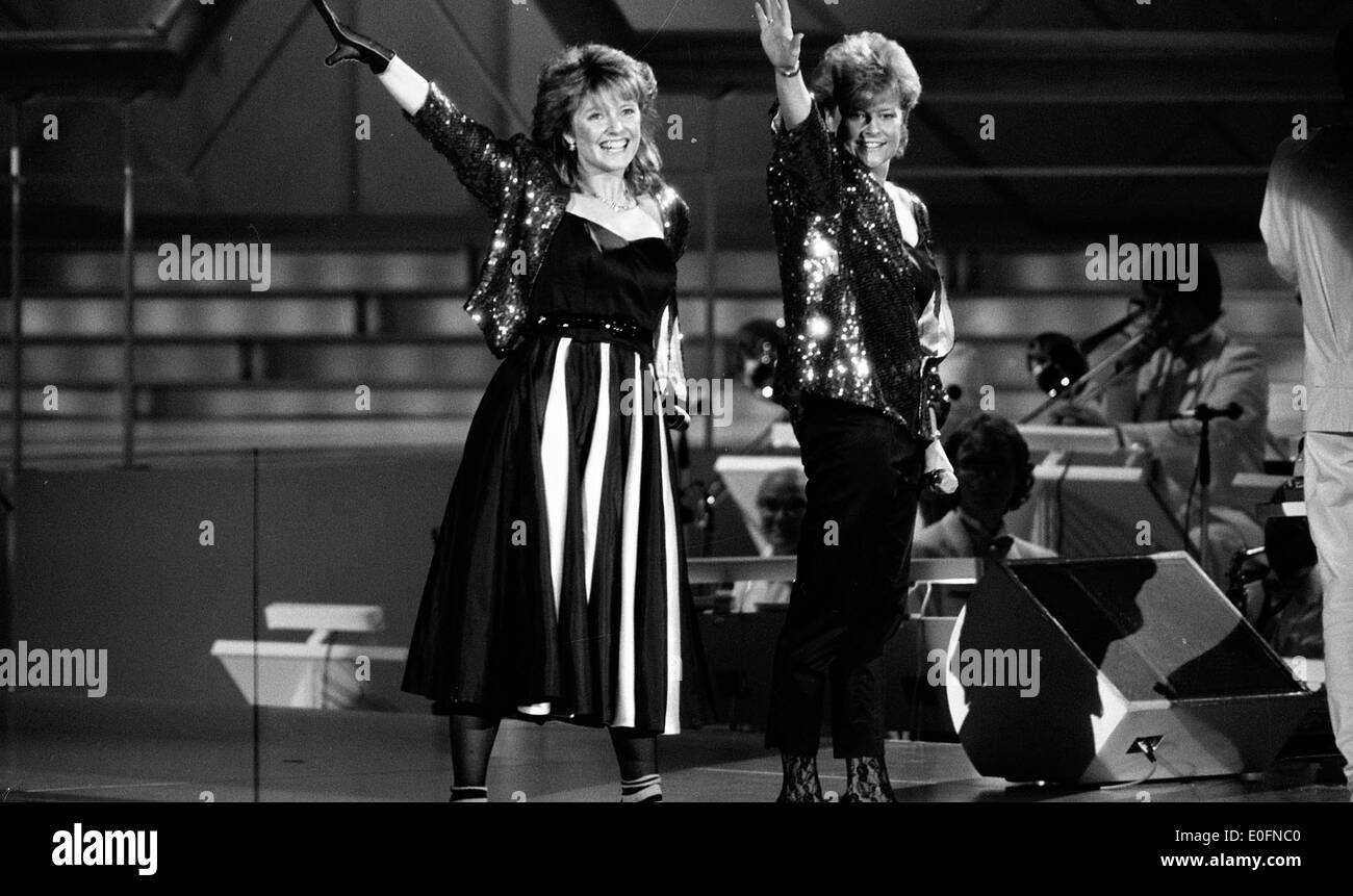 L'immagine raffigura una scena dell'epoca dei "Bobbysocks", che cattura la moda e lo stile di vita degli anni '1940 I Bobbysocks erano popolari tra i giovani, simboleggiando le tendenze della moda del dopoguerra e l'influenza della cultura americana in Europa. Foto Stock