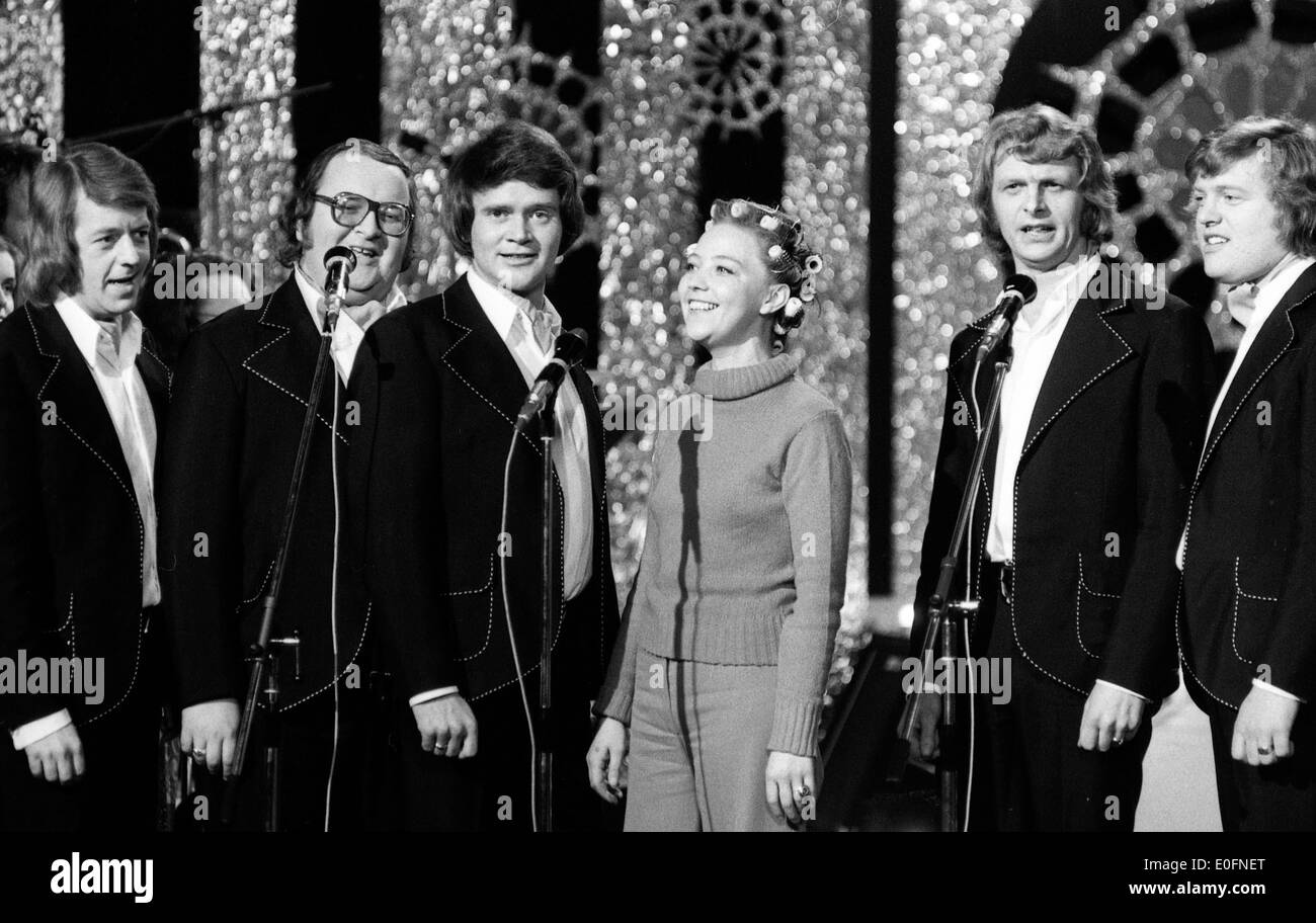 Questa foto cattura il famoso duo musicale norvegese Dizzie Tunes e la cantante Grethe Kausland, noti per le loro esibizioni di intrattenimento a metà del XX secolo. Erano una parte chiave della scena musicale norvegese durante quel periodo. Foto Stock