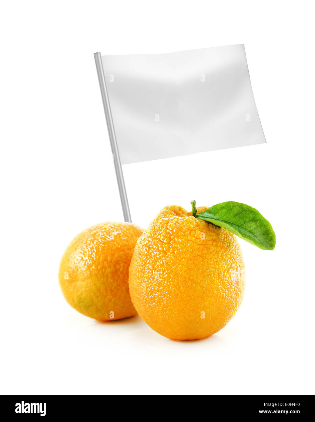 Sana e cibo organico concetto. Succo di arancia con bandiera che mostra i vantaggi o il prezzo dei frutti. Foto Stock