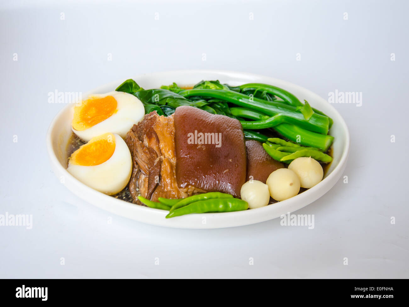 Delizioso cibo tailandese chiamata KHA MOO da stufati di carne di maiale gamba e di verdure con uovo Foto Stock